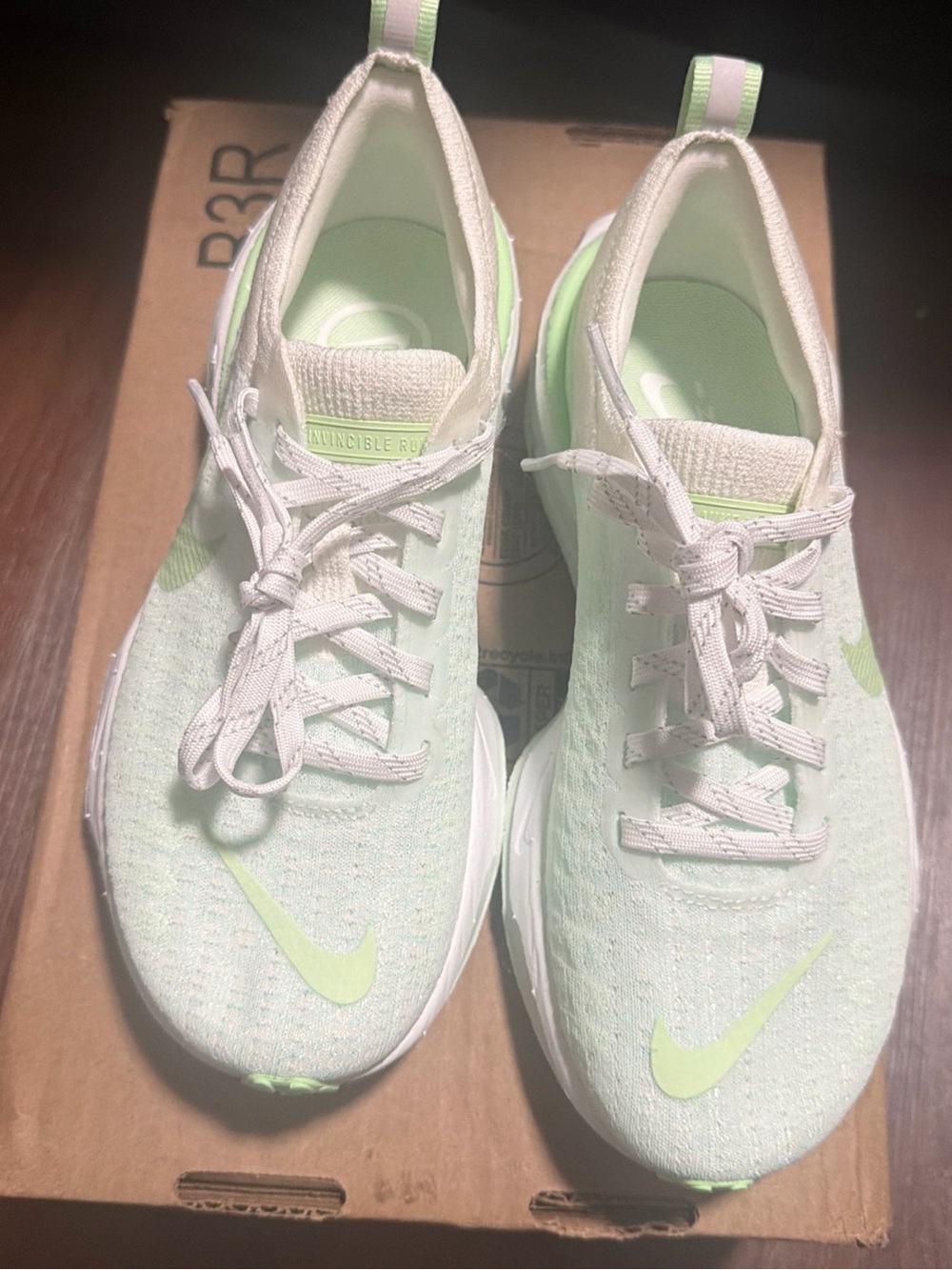 Nike ZoomX Invincible Women’s Running Shoes Jade Green & White Sz 5.5